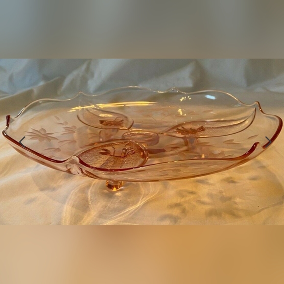 Vintage Pink Depression 3 Footed Pedestal etched Glass  - Candy dish - Picture 5 of 14